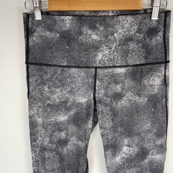 Lululemon Essential Rhythm Crop Legging In Diffusion Black White Size 10 - Picture 5 of 16